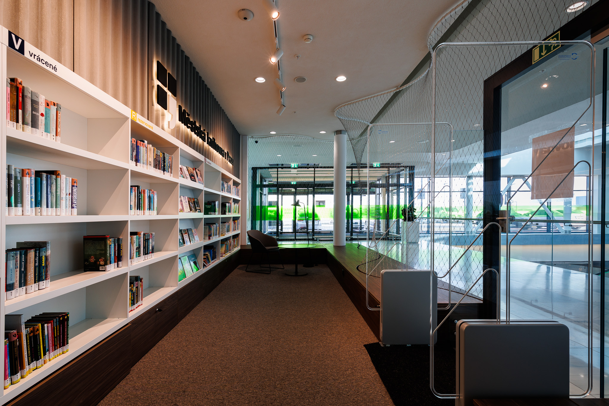 Vstup do samoobslužných prostor knihovny